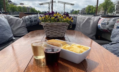 Passeio pelos canais de Amsterdã com degustação de queijos e bebidas